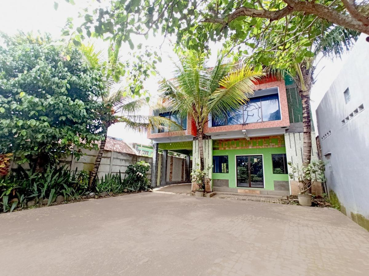 Oyo 90093 Dw Hotel Malang Exterior photo